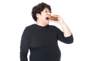 運動不足で膝の痛みを感じる男性