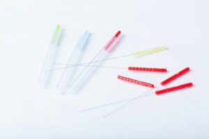 肘の痛みを鍼治療をする志木駅の鍼灸師