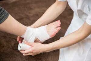 膝の痛み、足の痛みで包帯やテーピング出来る志木駅の整骨院