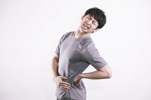 腰痛で志木駅の整体で治療を受ける男性