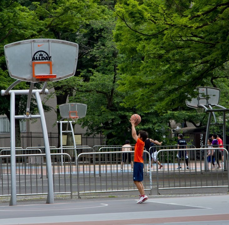 バスケットボールをしている学生