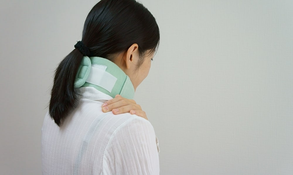 交通事故によるムチウチの女性