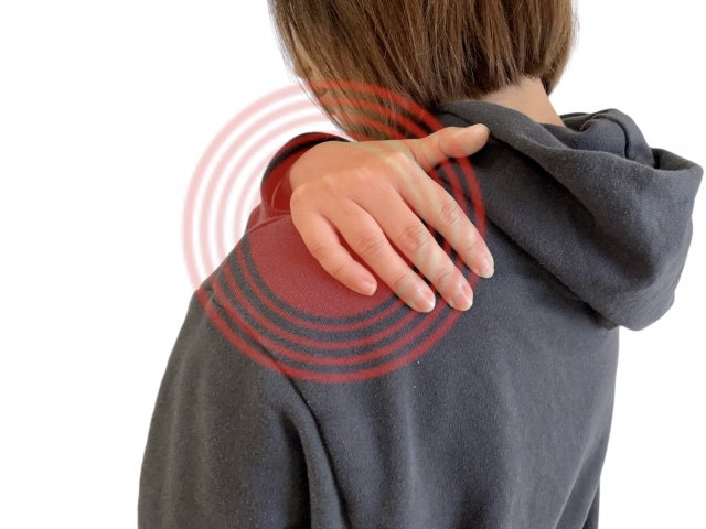 肩の痛みを治療している志木駅の整骨院