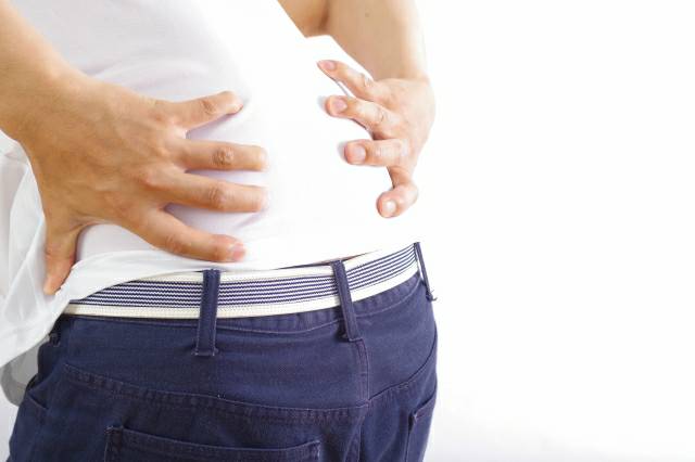 腰痛で整骨院に治療にいく男性
