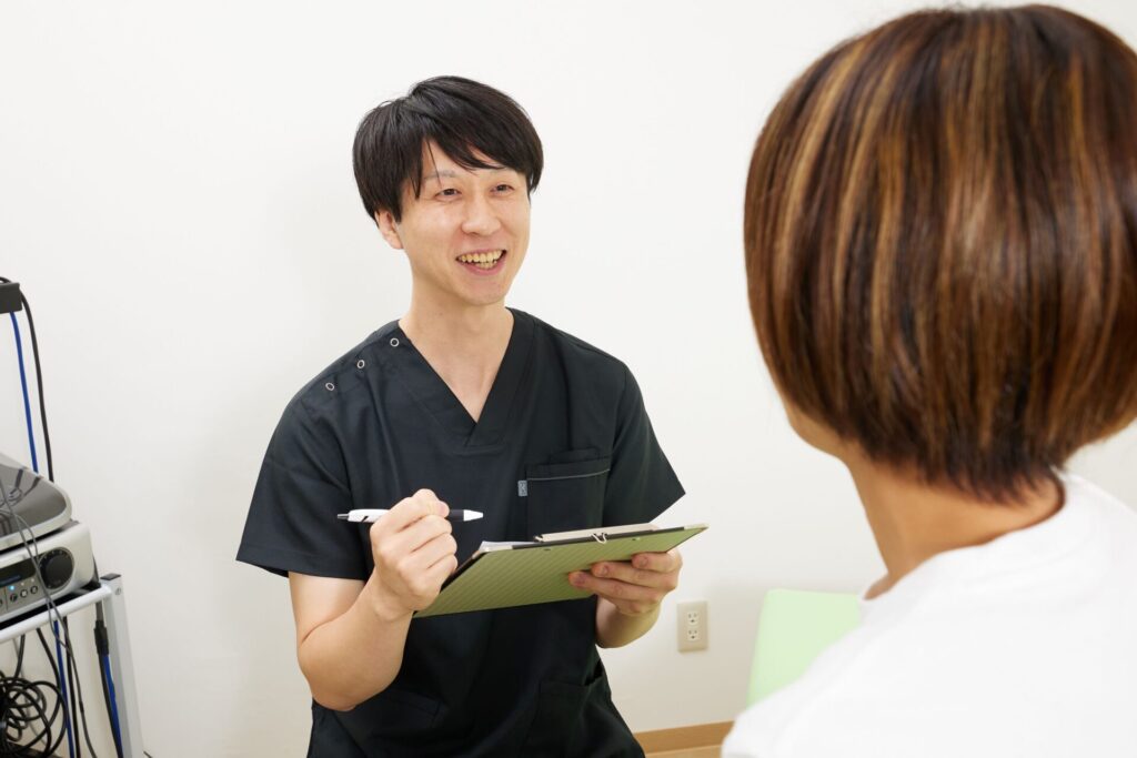 志木駅の整骨院で問診を受ける女性