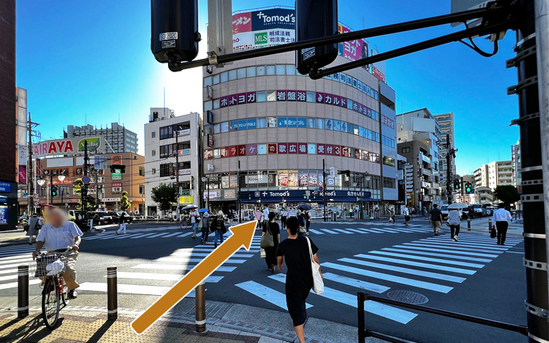 交差点を渡った先に新座市にいざ接骨院があります