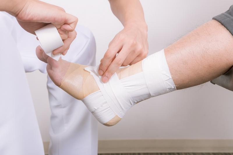 捻挫して接骨院でテーピングする柔道整復師