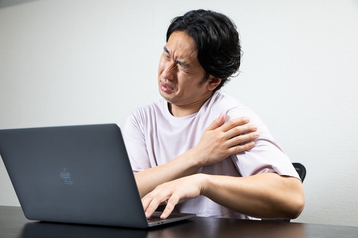 五十肩で手を動かすのが痛い男性