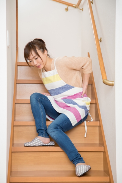 自宅で転倒し腰を痛めた女性