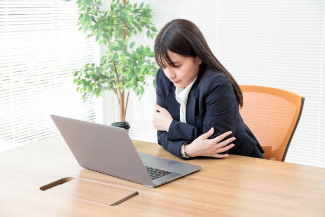 デスクワークをしていて冷え性に悩む女性