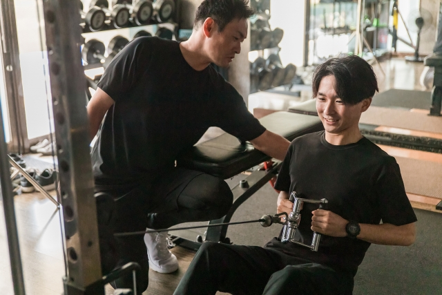 ぎっくり背中の痛みを治療する志木駅のにいざ接骨院志木駅前院