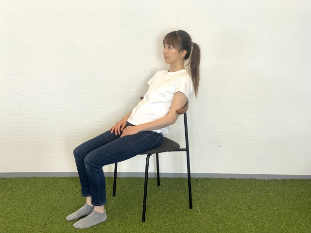 姿勢の悪さや骨盤のゆがみが原因でスマホ首