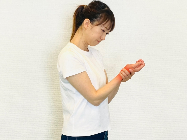 手のしびれと痛みで悩む女性