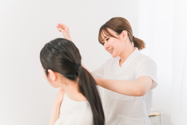 交通事故後のむち打ちで手のしびれで悩む女性