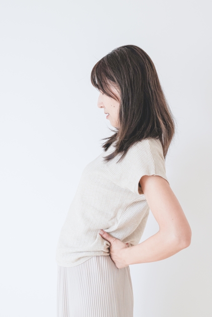 ぎっくり背中で背中が痛い女性