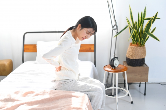 ぎっくり背中で背中が痛く接骨院で治療する女性