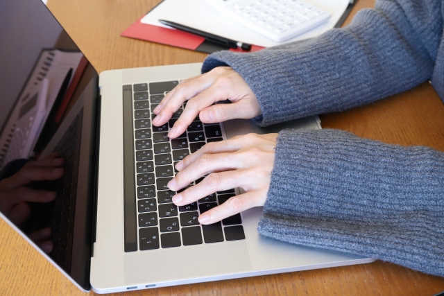 デスクワーク手のしびれの人の整骨院の治療方法