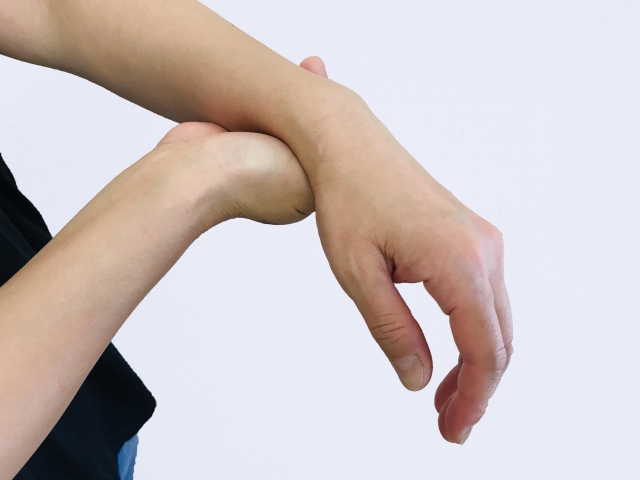 手のしびれを治療する志木駅の整骨院