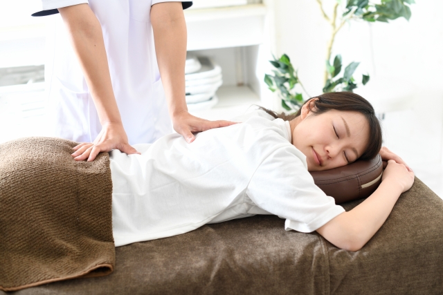 腰や背中の痛みで整骨院で毎回を受ける女性