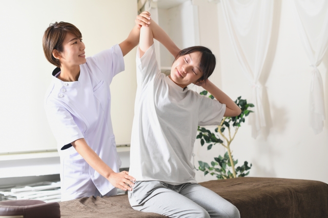 接骨院でめまいの原因が肩こりの女性に対するストレッチ