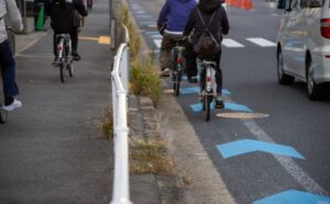 自転車専用道路を走行する自転車
