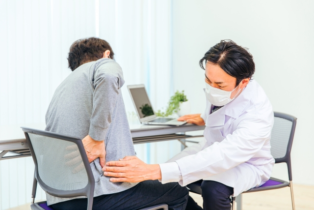 腰痛の診察をする整形外科の医師