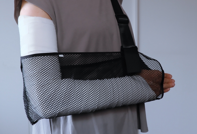 腕の骨折をして志木駅の整骨院で治療する人