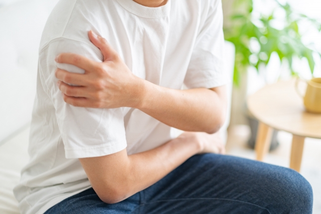 肩の痛みを治療している志木駅の整骨院