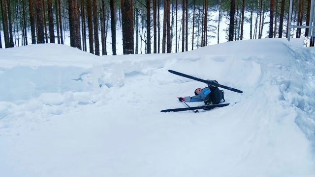 スキーで転倒しケガを整骨院で治療する人