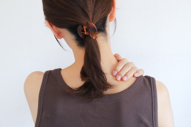 寝違えで首が痛い女性