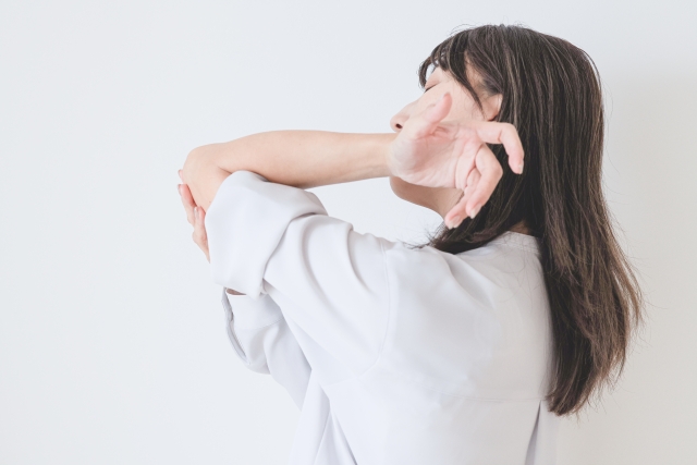 肘に痛みをチェックする女性