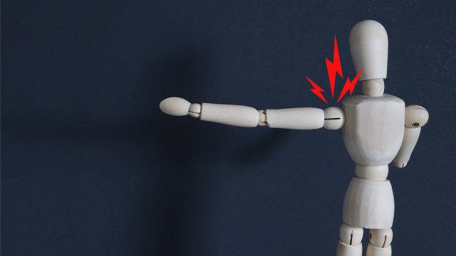 手をあげると肩が痛い人の治療