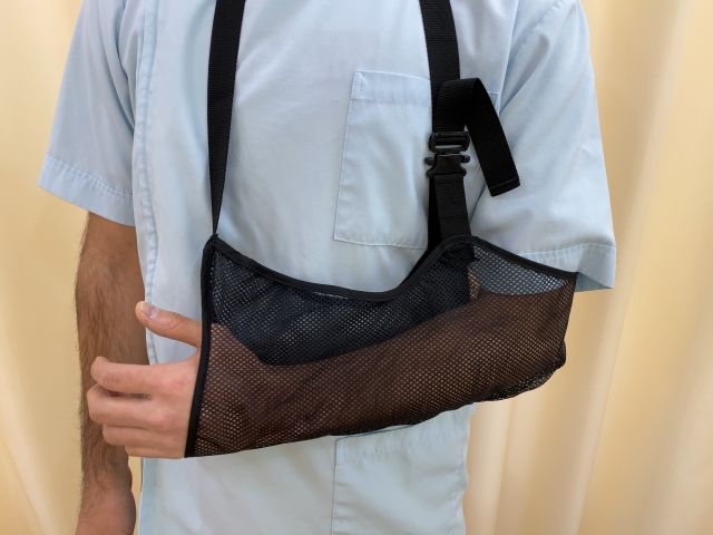 肩の痛めて整骨院で固定する人